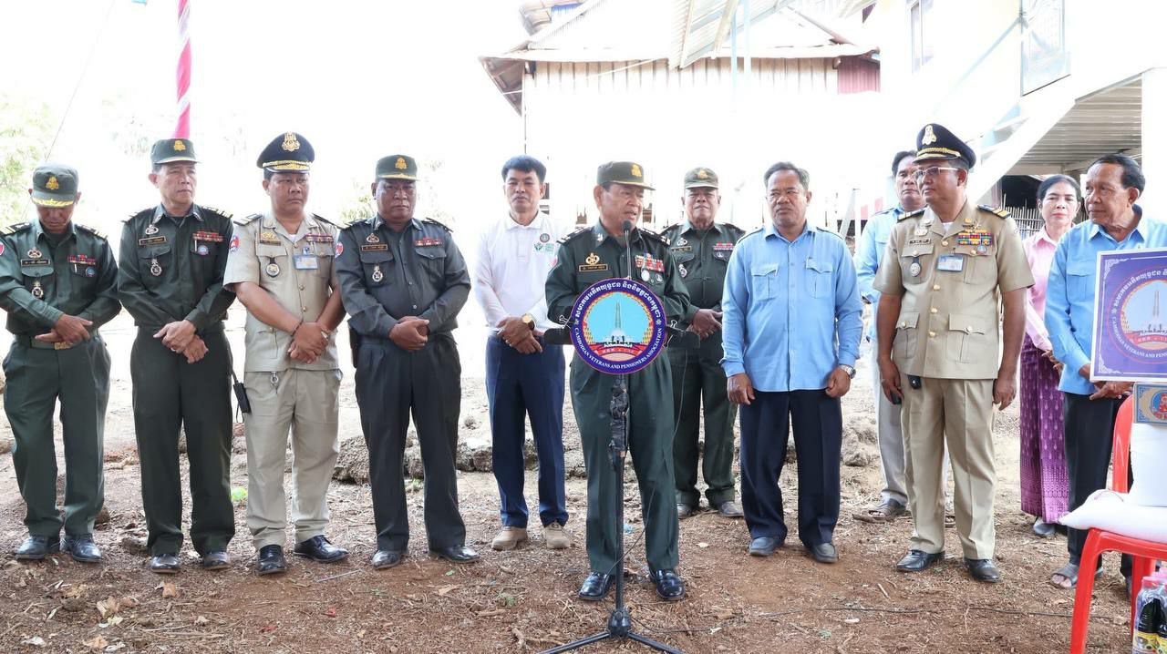 អតីតយុទ្ធជនពិការ​ ដែល​មាន​ជីវភាព​លំបាក​ខ្វះខាត​ នៅ​ស្រុកតាំងគោក​ ខេត្ត​កំពង់​ធំ​ ទទួល​បាន​ផ្ទះថ្មី អំណោយសម្តេចតេជោ ហ៊ុន សែន និងសម្តេចកិត្តិព្រឹទ្ធបណ្ឌិត